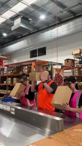 What happens when you have the best smelling warehouse… 👀 #bestsmell #packingorders #production #funny #aromatherapy #pureessentialoils #orderpacking 