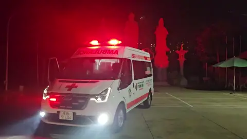 Hơn 12 h đêm. Anh em tài xế xe cứu thương Tường vân đang nhanh chóng chuẩn bị cho ca hấp hối về đến Bình Thuận.  Tình người thật cao quý.  💥Hotline: 0866896799 Hỗ trợ bệnh nhân hoàn toàn miễn phí. #xecuuthuong #xecapcuu 