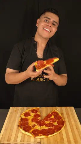 RECETA PIZZA DE DOMINO’S. 🍕🤤 Ingredientes Harina de trigo Levadura Sal Agua Aceite Mantequilla Salsa de tomate Queso Peperonni Disclaimer: todo bien con Domino’s, solo usé unas notas que me hicieron. 🫡🙂‍↔️ #recetas #pizza #cocina #dominos #parati #pizzas 