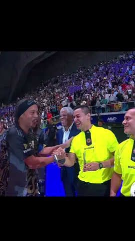 presentación de ronaldinho en sisabe fest #westcol #twitchwestcol #westcoltiktoker #colombia #mafer_rox #nocopy #viral #fyp #parati #funny #ronaldinho #r10 #blessed #longervideos #goat #rey 