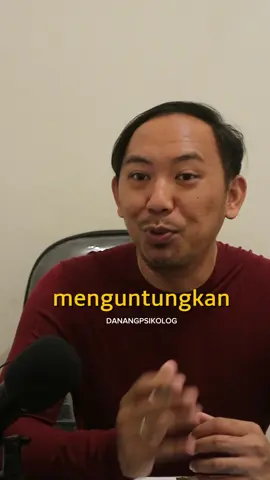 Kita dianggap baik oleh orang lain karena kita membawa keuntungan bagi mereka. Sebaik apapun kita menurut versi kita sendiri, tapi bisa saja dianggap pelit, sombong dan sebagainya ketika kita tidak membantu orang yang minta bantuan kita. Kehidupan ini memang penuh paradoks  Kita baik atau jahat, tergantung siapa yang menceritakan