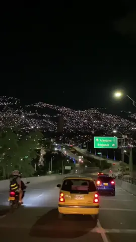 La vista desde el puente de La Madre Laura 🤩 #medellin #vista #paisaje #noche #fy 