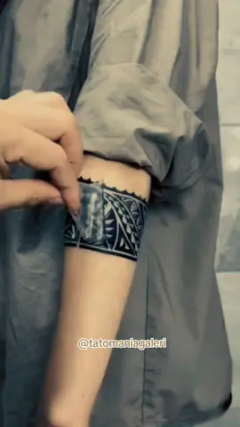 Tato kaya gini udah ga asing lagi kan? yups betul banget ini tato yang biasa dipakai oleh para pemain bola 😁 Tato Lingkar Tangan atau Armband. Keren kan? Kira kira kalau Mimin mau kasih Free Tato buat 5 orang ada yang mau ga ya? 🤗 #tato #tatosemipermanen #tatotemporer #fyp #tatoo #tatomaniagaleri #stikertato #stikertatotemporer 