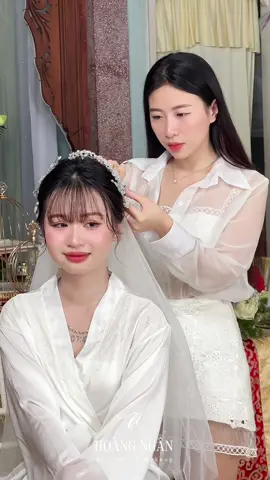 Đi Tiền Giang makeup cô dâu với tui nhaaaa. ❤️❤️❤️ Rồi ko nhớ dụ gì mà cười cỡ đó luôn ad 🤣🤣 #thuphanmakeup #codauxinh💕💕 #hoangnganmakeupstore #65cantho #xuhuong #makeuptiec #65cantho #aodaihong #codauaodaitrang #codauxinhdep 