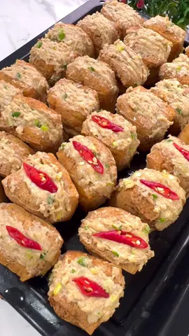 Udah lama banget gak bikin Tahu Bakso jadilah si anak anak request buatan mamah nya. Karena kalau buatan mamah nya itu daging nya berasa super kenyal..  *Bahan bahan nya* - 350 gr ayam fillet - ⁠3 siung bawang putih - ⁠1 butir telur - ⁠4 sdm bawang merah goreng - ⁠2 sdm saus tiram - ⁠2 sdm kecap asin - ⁠2 sdm minyak wijen - ⁠1 sdt lada - ⁠2 sdt kaldu bubuk - ⁠1 sdt garam - ⁠1 sdt baking powder - ⁠daun bawang - ⁠13 sdm tepung tapioka  - ⁠Tahu Pong Untuk resep lengkap nya silahkan ikuti video ini sampai habis !! @Simplus @Simplus_TH  #tahubakso #simplus #simplusid #mcnwinbegin #Tiktokmademebuyit 