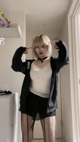 スカートじゃ無いからパンツは見えて居ないんですけどね。