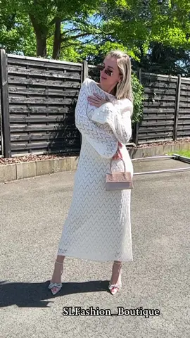 Summer vibes 🤍 #elegant #summervibes #summerstyle #fashioninspo #mode #rinteln #trend #slfashion_boutique #shopping #highheels #clutsh #dress #weißeskleid #strandkleid #OOTD #boohoo #boho #coachella  #sexy #sunglasses @da_lena_sl 