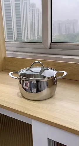 Các chị nghe em dùng nồi inox vừa an toàn cho sức khoẻ lại bền. Dùng chán vẫn chưa hỏng😅 Chá.y bao lâu mới lại có đây các chị ơi.  Một em nồi canh #Chockmen có cho các chị lựa.  Thiết kế đáy liền 3 lớp thép. Dẫn nhiệt nhanh toả nhiệt đều.  Quai dập liền dễ vệ sinh.  Chất liêu: inox 18/10  E sẵn sz 16,20cm#xuhuong #dobeptot #chockmen #noiinoxcaocap 