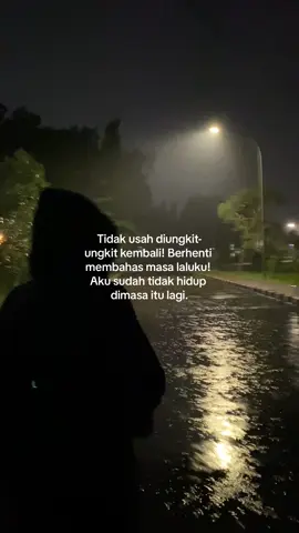 Dengan susah payah aku mencoba melupakan kesalahanku, memperbaiki masa sekarang untuk masa depanku, dan dengan jahatnya kalian mengorek-ngorek masa lalu sebagai senjata untuk menjatuhkanku.  #4u #fyp #quote #fypage #fypシ #storywa #galauquotes #katakatagalau 