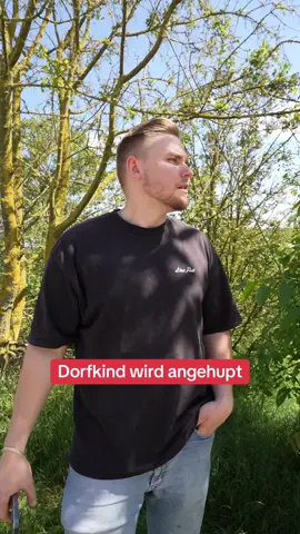 Dorfkind Schmitty wird angehupt 😂 #stadtkind #nikolaj #dorfkind #dorf #dorfleben #trailer 