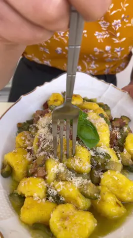 Pulchniutkie kluseczki mojej mamy.  Składniki: 500 g twarogu, 90 g mąki pszennej ( ale to zależy od wilgotności sera, może okazać się że trzeba dodać więcej), łyżka skrobi ziemniaczanej, 1 jajko, sól, szczypta sody, szafran lub kurkuma,  Sos: boczek, cebula, 2-3 cukinie lub ulubione grzyby, sól pieprz,  Opcjonalnie parmigiano, bazylia. #kluski #kluskileniwe #twaróg #kluskiztwarogu #obiad #obiadydomowe #przepis #przepisykulinarne #przepisy #jedzenie #kuchniapolska #polskiejedzenie #gotowanie 