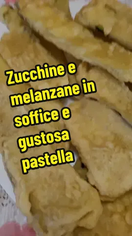 Zucchine e melanzane avvolte da una soffice e gustosa pastella, attenzione che una tira l'altra 🫶  📌Ingredienti:  1 zucchina medio-grande  1 melanzana media  2 uova intere  300ml acqua frizzante fredda  300g farina 00  qb sale all'ultimo sul fritto pronto  qb olio girasole x friggere  ( io ho messo anche 2 carciofi piccoli, ma voi se volete potete aggiungere un'altra zucchinetta o melanzanina)