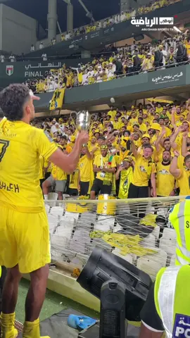 علي صالح يحتفل مع الجماهير.. #كأس_رئيس_الدولة #الوصل_النصر