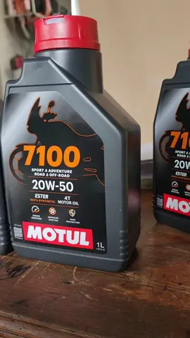 🚀 ¡Mejora tu moto con Motul 7100 20W-50! 🚀🌟 Tecnología Ester 🌟🔧 Beneficios 🔧🔥 Protección Extrema: Para condiciones extremas. 🌡️ Estabilidad Térmica: Rendimiento óptimo a altas temperaturas. 🏁 Máximo Rendimiento: Mejora la eficiencia del motor. 🛢️ Limpieza Impecable: Reduce depósitos y lodos. 🌍 Eco-Friendly: Menor impacto ambiental. 💥 Mejor Consumo: Más eficiente en combustible. 🏍️ Versátil: Ideal para casi cualquier moto de 4 tiempos.📢 ¡Compra ahora y siente la diferencia! 📢 #motul7100 #motul 