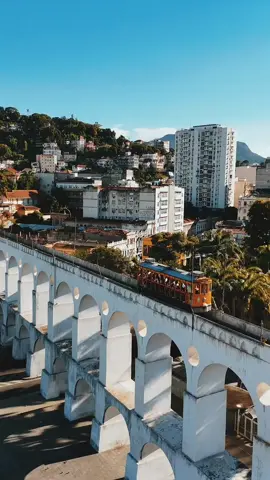 🔹🇧🇷Bairro mais boêmia do Rio de Janeiro  📍 Lapa Quem gosta da boêmia da Lapa??  . 🎥  • @drone.cyrillo  Parabens pelo incrivel video 😍👏🏻 . #laparj #santatereza #riodejaneiro #rio #boemia #021