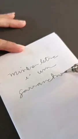 Garrancho tem jeito, sim!  Vários motivos levam nossa letra a ficar feia, e maioria deles está na mente.  A boa notícia é que na Caligrafia Consciente você aprende a usar a mente como a ferramenta principal de transformação da sua letra.  Seus traços ficam lindos, e sua mente, tranquila.  Para saber como essa 