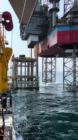 Installing Jacket Qatar Gas petroleum #fyp #kulimigas #pelautindonesia #CapCut #offshorelife #