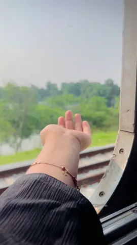 তোমার মন খারাপ যদি এ পৃথিবীর কারো হৃদয় স্পর্শ না করে , তবে হাসতে শিখো । 😊