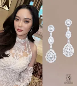 ✨คุณแก้มบุ๋มสวยหวานด้วยต่างหู Four Flair Drop Earring น้ำ100%วางเรียงเป็นสไตล์ตุ้งติ้งสายยาว มาพร้อมfunction adaptableสามารถปรับใส่ได้4แบบเข้ากับlookผมยาวและชุดยาวงานแถลงข่าว เปล่งประกายออร่างดงามสุดๆค่ะ✨ S.Diamond ขอแสดงความยินดีกับ“คุณแก้มบุ๋ม❤️คุณพีท” 👰🏻🤵🏻ในโอกาสหมั้นที่แสนโรแมนติก และรู้สึกเป็นเกียรติอย่างยิ่งที่ได้เป็นส่วนหนึ่งของงานสำคัญนี้ด้วยนะคะ Cr photo. IG sudsapda, aistudio, milan wedding, kambum, peach.kan 💎 S.Diamondจำหน่ายเพชรแท้คุณภาพสูงพร้อมใบรับรองคุณภาพจากสถาบันGIA/HRD 💎 มีโรงงานผลิตเองไม่ผ่านคนกลาง 💎 ตัวเรือนงานปราณีตคุณภาพสูง ทอง18K จากช่างผู้มากประสบการณ์ 💎 สามารถ Customize Design ได้เฉพาะตัว ตามงบประมาณ 📍ปรึกษาเราได้ที่📱👉🏻 S.Diamond Contact Center: 092-871-9494 , 086-929-6665 ทุกวัน ตั้งแต่ เวลา 10.00-22.00 น. Line@ : @sdiamond Facebook : S.Diamond Thailand Instagram : https://urlgeni.us/instagram/V418 Website : www.sdiamondth.com   📍S.Diamond สาขา CentralWorld  ชั้น1 โซน Groove Fashion (ติดร้าน KarmaKamet) 🕰 เวลาทำการ  อังคาร -อาทิตย์ 12.00-19.00น. แผนที่: https://goo.gl/maps/ToGxcpR8D592  📍S.Diamond สาขาวังบูรพา (MRT สามยอด) 🕰เวลาทำการ  อังคาร - เสาร์  10.00-17.30น. แผนที่: https://goo.gl/maps/bRKeodzkTPV2bTrs9 🚘 มีที่จอดรถหน้าร้าน #พีทกันตพร #แก้มพีท #แก้มบุ๋ม #พี่พีท #SDiamond  #SDiamondCTW #SDiamondThailand #CraftYourTimelessSatisfaction #เครื่องประดับเพชร #เจ้าสาว#bridal #แหวนหมั้น #engagementring #แหวนแต่งงาน #weddingring #สร้อยคอ #ต่างหู #necklace #earring #kampeachwedding 
