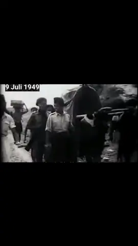 Video langka jendral Soedirman turun gunung dari tempat gerilya dan potret Soeharto muda menemani jendral Soedirman inspeksi pasukan #History #jendralsoedirman #panglima #soedirman #soeharto #gerilya #arsip #sejarah #sejarahindonesia #foryou #fypシ゚ #fypppp 