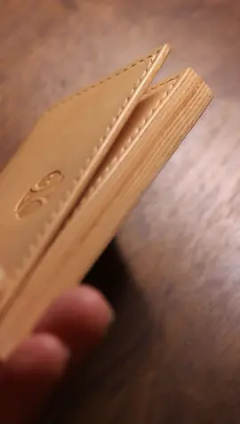 木箱の様な革の名刺入れ。 これだけ厚みがあると、コバの磨き甲斐があります！ #名刺入れ #名刺ケース #革細工 #革職人 #本革 #ヌメ革 #レザークラフト #ハンドメイド 