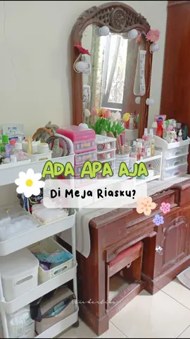 Mau pamer tentang Ranjin-nya aku 😆 Ini bener2 butuh waktu 2 hari buat menata meja rias sampai serapih ini.  Dan butuh mood juga , yah walaupun sambil di recokin sama bocil 🤣 Sebagian udah aku buang yg udh abis dan udah ber exp.  Semoga menginspirasi 🤭 .  .  .  .  #asmrmakeup #organize #organized #organizer #mejarias #makeup #aesthetic #aestheticvideos 