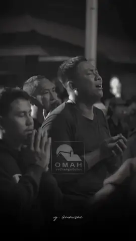 Jika cinta diserahkan pada mata, apa yang terjadi jika wajah menua? Jika cinta diserahkan pada kata-kata, apa yang terjadi jika bicara sudah tak ada makna? Cinta, hatimu hanya mencari rumah untuk kembali. Untuk bisa menjadi dirimu sendiri. Karena kehidupan, karena yang kita hadapi setiap hari adalah melelahkan. Dan kita semua ingin pulang ke rumah untuk menjadi diri sendiri. Untuk bisa berkicau ketika matahari terbit. Untuk menjadi seekor burung yang menjadi dirinya sendiri tanpa harus dihakimi oleh bumi. — Sabrang Mowo Damar Panuluh Hatimu hanya mencari 'rumah' untuk kembali. #sabrangmowodamarpanuluh #maiyah #rumiisme #mbahnun #caknun #sabrangmdp #fypp 