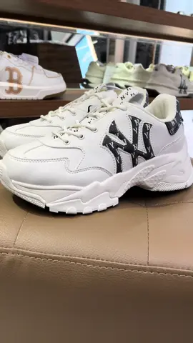 Big Ball Chunky Window Monogram New York Yankees size 245/38.5 တစ်ရံထည်းပါလာလို့ Sizeတော်ရင် ပြေးလာခဲ့တော့နော်😍😍🏃‍♂️‍➡️🏃‍♂️‍➡️#follow #fyp #newera #korea #shoes #foryou #tiktok #Korea_Direct #mlbcrewmyanmar 