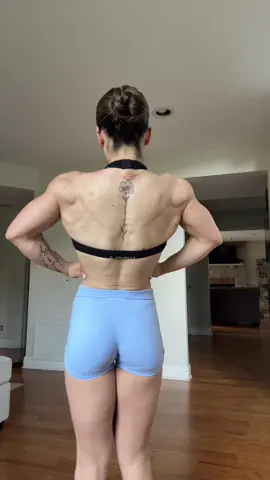 so bad at posint but i feel like super women after legs 😈#GymTok #gymgirl #lifting #gym #muscle 