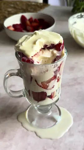 Fresas con crema saludables / Sin azúcar 💫 - - - ¡Cuidado porque son adictivas! 🤪🔥 - ▪️Ingredientes: >1 tz crema para batir (heavy cream) >1/4 tz stevia glass (la haces licuando la stevia granulada) >1/2 cdita vainilla >1/4 tz lechera saludable >Fresas frescas - - - - #fresasconcrema #postrefacil #sugarfree #healthyfood #healthydesserts #recetas #recetafacil #recetasfit #postresaludable #ricoyfacil #explore #deli #saludable #desserts #cleanfood #healthysnacks 