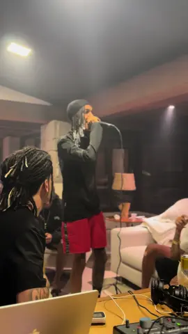 O dia que o Oruam fez a parte dele em “DIZ AI QUAL É O PLANO”. #oruam #mcdonjuan 