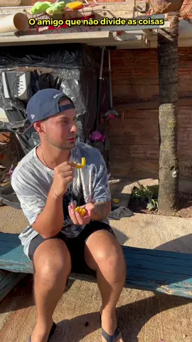 Aquele amigo que não divide as coisas kkkkkkkkkkkkk