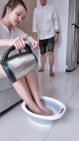 Thời buổi nào rồi còn dùng thau giặt đồ ngâm chân, thay vào đó các bạn hãy thử bồn ngâm chân Smart Trend để thấy rõ sự khác biệt nhé❤️  #bonngamchan #chaungamchan #smartrend #maymassage #massachan #ngamchanthaoduoc 