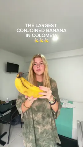 i just bought the biggest banana i have ever seen BUT THEY ARE TWO IN ONE (good deal) #solotravel #colombia🇨🇴 