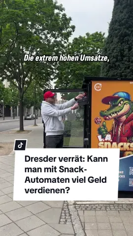 Vor der Dresdner Volkshochschule in der Annenstraße steht seit einigen Monaten ein Snack-Automat. Hinter @L.A. Snacks steckt Phil Michalski. Der Dresdner ist durch Social-Media-Videos auf die Idee gekommen. Welche Produkte bei seinen Kunden am beliebtesten sind, das lest ihr unter saechsische.de/instagram. Video: Angelina Sortino Die Einblendung am Anfang stammen aus Videos von stevencarlooo7 und snackboxer. #Snackautomat #Dresden #Sachsen #Saechsischede #Snackautomatdresden #Automaten 