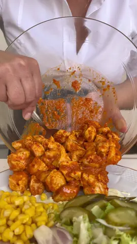 Sałatka gyrosowa, która skradnie serca waszych domowników i gości!🤩 Składniki: 800 g piersi z kurczaka, 1 łyżka przyprawy VEGETA, 1 łyżka jogurtu naturalnego, 1 łyżka oliwy, 2 łyżki ostrego Ajvar squeeze PODRAVKA, masło.   Chlebek pita składniki: 500 g mąki pszennej, 260 ml wody, 8 g świeżych drożdży, 10 g soli, 2 łyżki oliwy. Ulubione dodatki: cebula, ogórek korniszon, sałata, kukurydza, sos czosnkowy. VEGETA [Współpraca reklamowa]  #reklama #sałatka #pita #kurczak #obiad #obiadydomowe #przepis #przepisy #jedzenie #gotowanie 
