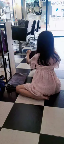 ช่วยงานแม่เท่าที่ช่วยได้คือกล่อมน้องนอนแล้วก็มาพับผ้าทำผมไห้แม่(แค่นี้แม่ก็ชื่นใจแล้วลูก)