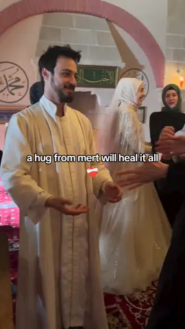 ignore the wedding dress feyza is wearing ive been having a field day w these videos since yesterday  #kizilgoncalar #mertyazicioglu #cüneyd #kizilgoncalardizi #turkishseries #foryou 