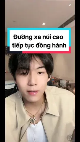 Khoảnh khắc khiến t vô cùng xúc động trong live ngày hôm qua. Gần đây có một ít nhịp nên em bé cũng hơi emo, cả acc chính và acc phụ đều ẩn đi nhiều video, chắc lại suy nghĩ nhiều rồi... . Bài hát này cũng là bài t đặc biệt yêu thích, mỗi khi nghe là lại nhớ đến những ngày tuyết lạnh ở Thẩm Dương, nhớ đêm bắn pháo mừng năm mới, nhớ những ngày em bé bệnh sốt nằm tiu nghĩu như chú mèo con, nhớ những hôm ngày nào cũng live đến 6-7 giờ sáng, nhớ đêm 3 giờ sáng ngồi ghế phụ cùng ra ngoài ăn...Thì ra cũng đã làm bạn với nhau đc một thời gian lâu như vậy, cùng trưởng thành, cùng trải qua nhiều chuyện như vậy. Đường xa núi cao, chúng mình lại tiếp tục đồng hành. . Tại thời khắc muốn từ bỏ nhất, em lại nói rằng 