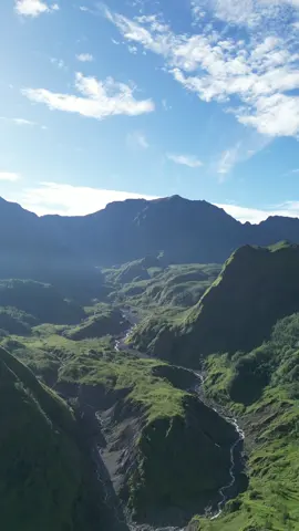 Lembah lohe adalah Salah satu serpihan surga Yg ada dibumi #pendakiindonesia #gunungindonesia #Hiking #mountain #fyp #tiktok #pesonaindonesia #gowakeren #bawakaraeng #lembahlohe #danautanralili #dronevideo 