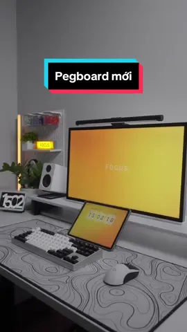 Lắp pegboard mới cho đỡ trống góc #desksetup #deskaccessories #LearnOnTikTok #ikea #pegboard #nghiensetup #banlamviec 