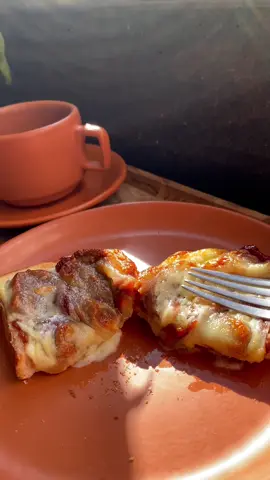 Cafezin - Toast Romeu e Julieta 💛 Pão de forma  Goiabada  Requeijão  Queijo muçarela ou minas  Air fryer a 180 graus por 8 minutos.  Todo domingo aqui tem Cafezin 🫶🏽 ✅ Já salva pra não perder  #toast #toasttuesday #cafe #cafedamanhã #cafedamanhanacama #receitasfaceis #goiabada #comidamineira #queijocomgoiabada #romeuejulieta #cafedatarde #cafezinho #cafezin