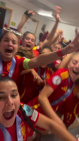 Qué somos???? CAMPEONAS DE EUROPAAAAA #jugarlucharyganar #U17WEURO #tiktokfootballacademy #deportesentiktok  