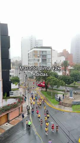 Hasta aquí son 17k!! 👏🏻👏🏻🤍 que increíble la energia del deporte 🫶🏻 #runners #maratonlima42k #maraton #Running #tiktokrunners #adidasrunners #adida #fyp #limaperu 