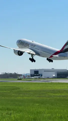 Finally had my @Emirates  B777-200 Shot this morning 💯🇦🇪 Here is EK244 YUL-DXB taking off from runway 06L in YUL 🤘🏼 #emirates #boeing #FYP #aviation #dubai #canada #planespotter #montreal #airport #travel #aviationlovers #takeoff 