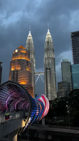📍Saloma Link Bridge is the perfect place for a romantic moment 💕 #malaysia#kualalumpurmalaysia#visitmalaysia#travelvlogger#kualalumpurmalaysia🇲🇾#kualalumpur#bridge#salomalinkbridge