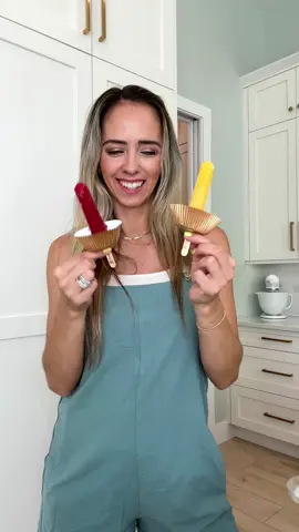 No Mess Popsicle Hack! Perfect for all those hot popsicle days ☀️ #summerdessert #summerhacks #momhacks #popsicle 