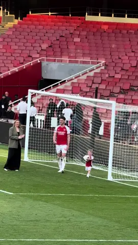 Arsenal hero Declan Rice shares a touching moment with his lovely young family in the Emirates goal ❤️