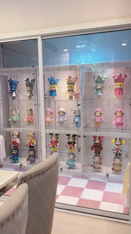 นอนไม่หลับก็เข้ามาจัดห้องตุ๊กตา วันๆก็วนอยู่แบบนี้แหละ😂😍#popmart #popmartthailand #molly #ตุ๊กตาตัวโปรด #spacemolly #spacemolly400 #mollyroyal #spacemolly1000 #labubu #zimomo #labubuthemonsters #babymolly #gundam #skullpanda #ozai #ห้องในฝัน #crybaby 