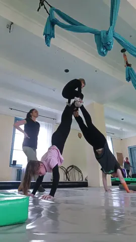 вчимо новеньке #акробатика #трійка #піраміда #стійканаруках #стойканаруках #баланс #акро #гимнастика #соломянскийрайон #відрадний #гуртоквідрвдний #акробатикавідрадний #акробатикакиїв #acrobatics #gymnastics #balance #handstand #trio #acrotrio #womensgroup 